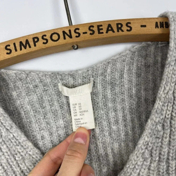 H&M Womens XS Grey Knit V Neck Wool Pullover Sweater Comfy - Picture 4 of 5